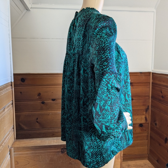 Who What Wear Green & Black Snake Skin Print Top Medium - Picture 7 of 12